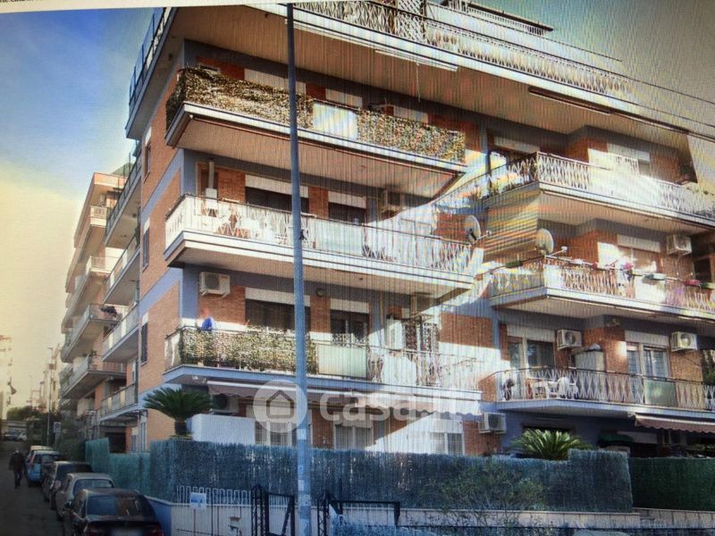 Appartamento in Vendita in Via dei Salici a Roma