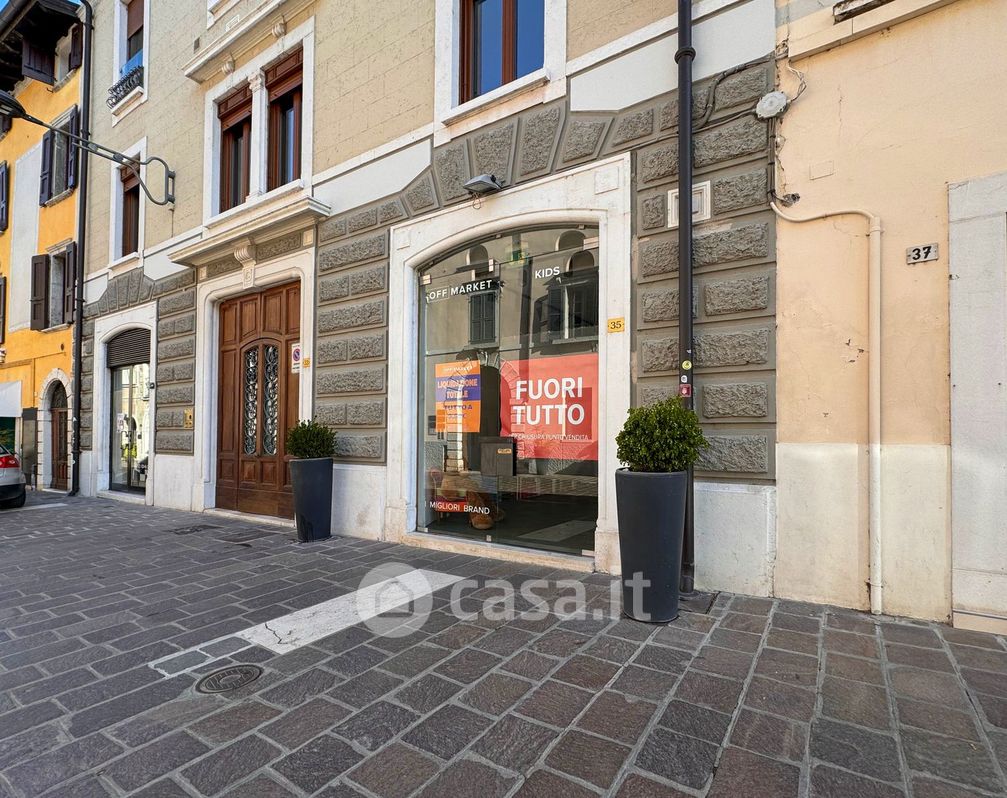Negozio/Locale commerciale in Affitto in Via Santa Maria 35 a Desenzano del Garda