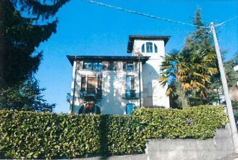 Villa in Vendita in Via Andrea del Sarto 15 a Varese
