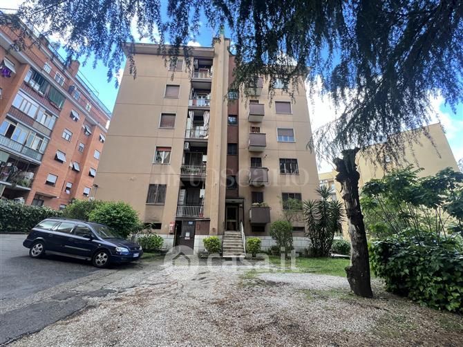 Appartamento in Vendita in Via Carlo Lorenzini a Roma