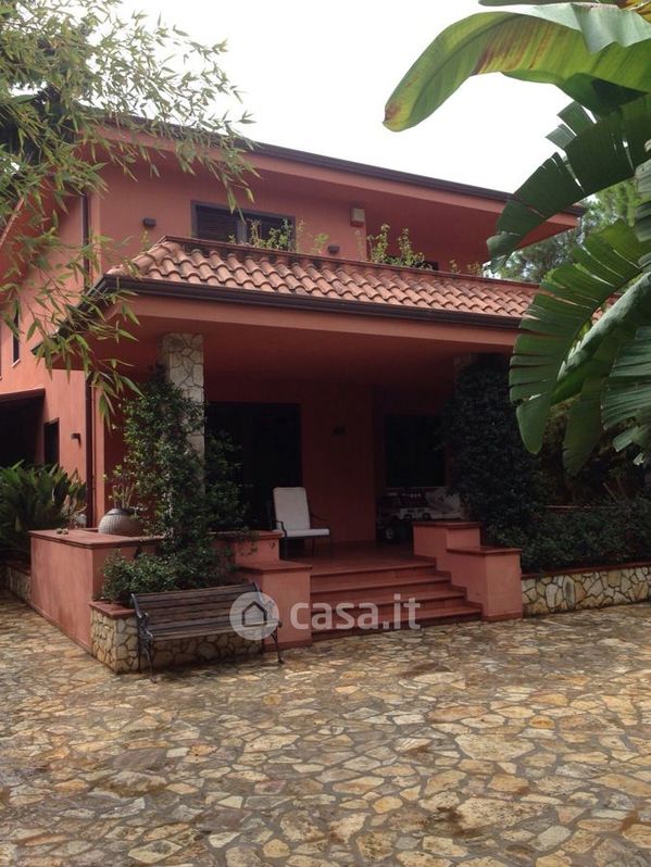 Villa in Affitto in Via Saline 96 a Palermo
