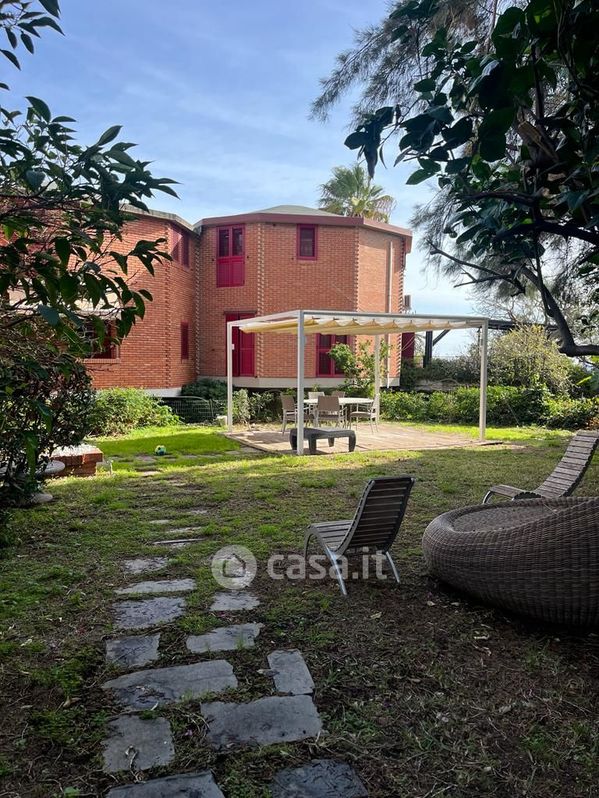 Villa in Vendita in Via G. Pezzana 51 a Aci Castello