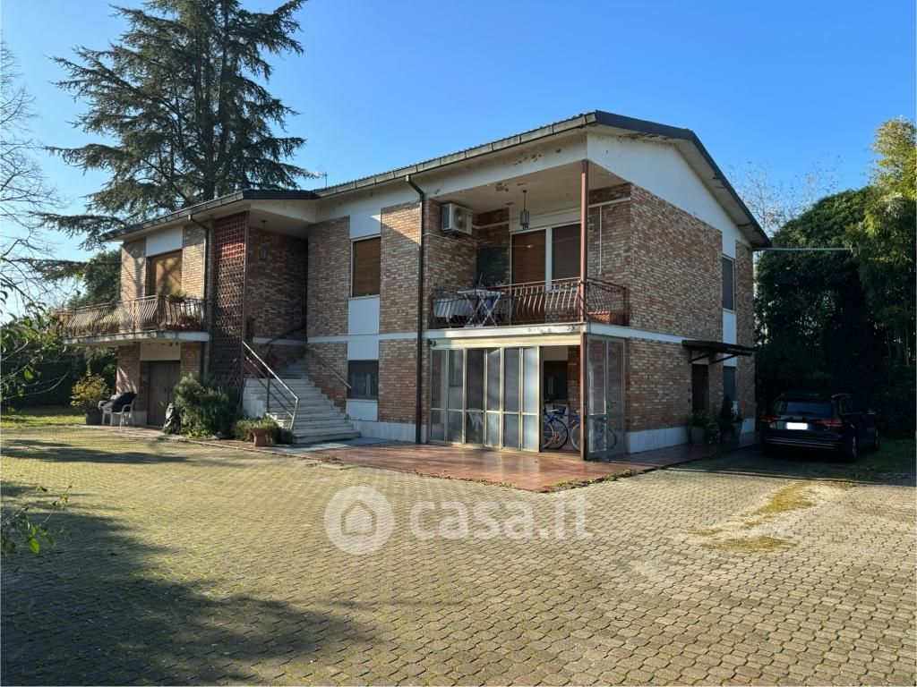 Casa indipendente in Vendita in Viale dell'Appennino a Forlì