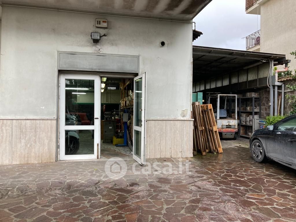 Negozio/Locale commerciale in Affitto in Via Comunale Guantai Ad Orsolone a Napoli