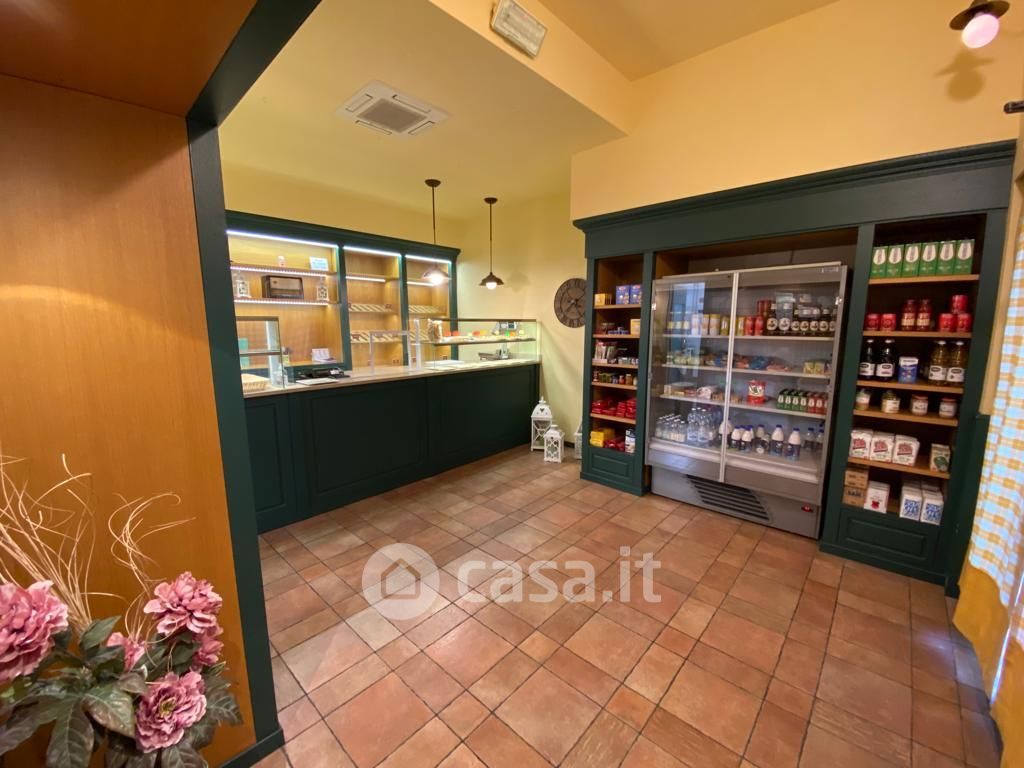 Negozio/Locale commerciale in Vendita in Via Visiana a Prato