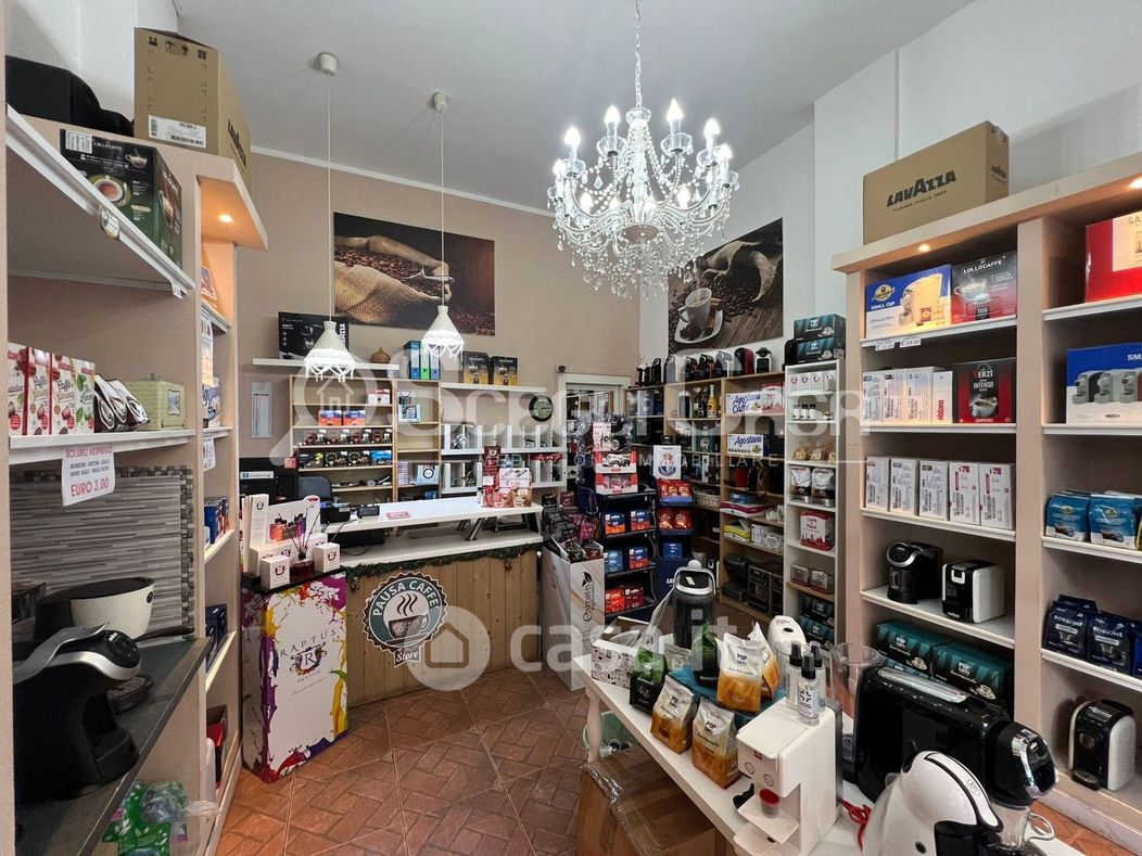 Negozio/Locale commerciale in Vendita in Via Cornelio Labeone 56 a Roma