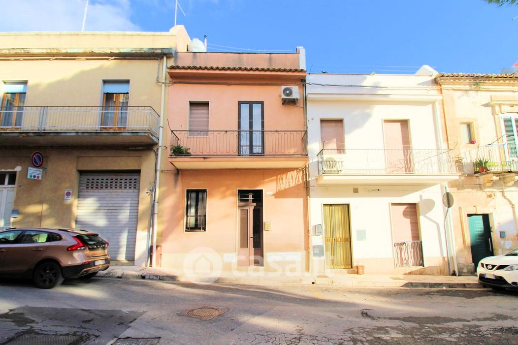Casa indipendente in Vendita in Via Tenente la Rocca 20 a Ragusa