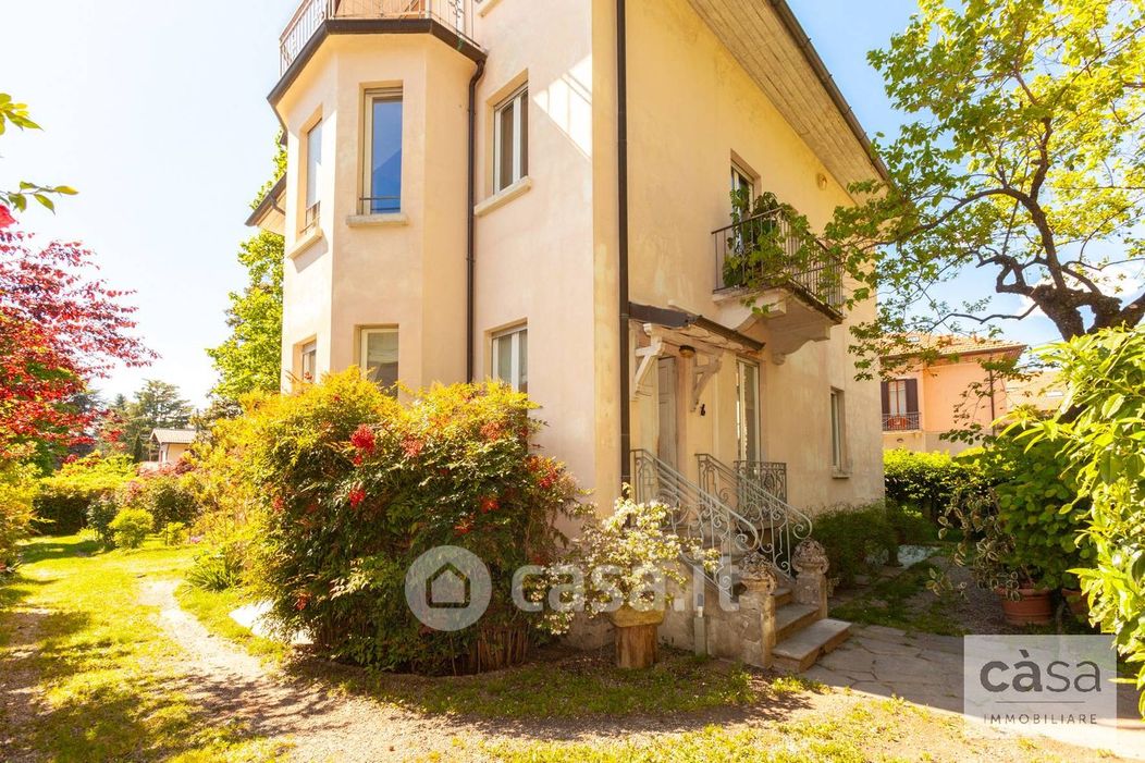 Villa in Vendita in Via Catullo 6 a Varese