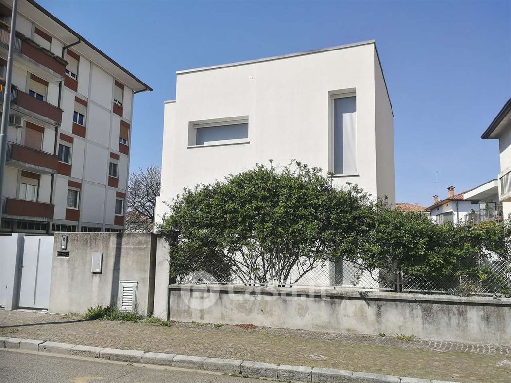 Villa in Vendita in Via Pola 42 a Udine