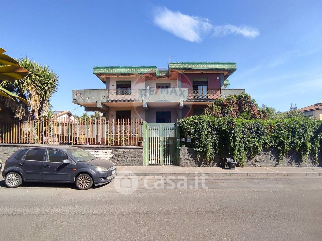 Casa Bi/Trifamiliare in Vendita in Via Caltanissetta 7 a Tremestieri Etneo