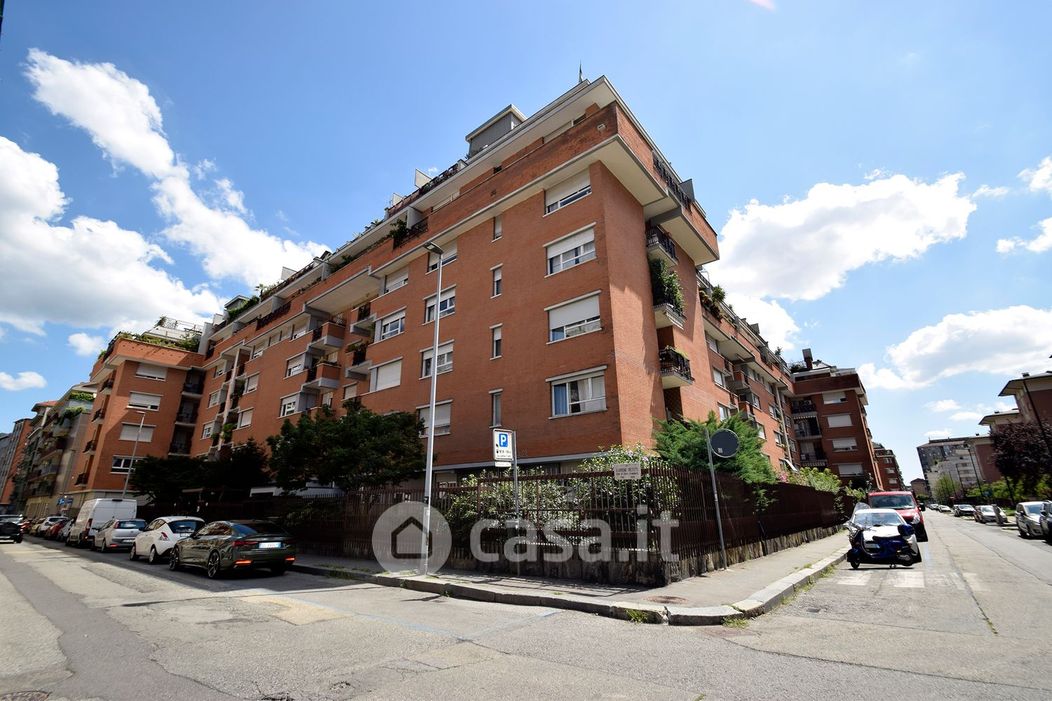 Appartamento in Vendita in Via Ilarione Petitti 2 a Torino
