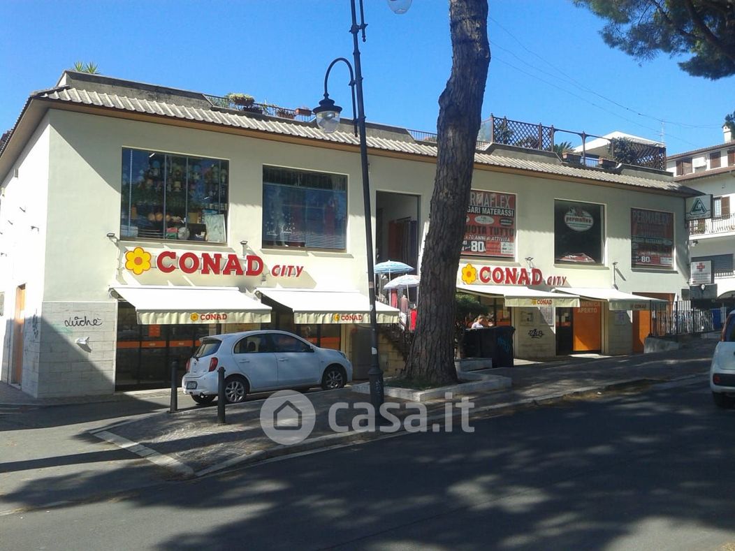 Negozio/Locale commerciale in Vendita in Via Edmondo Riva a Monterotondo