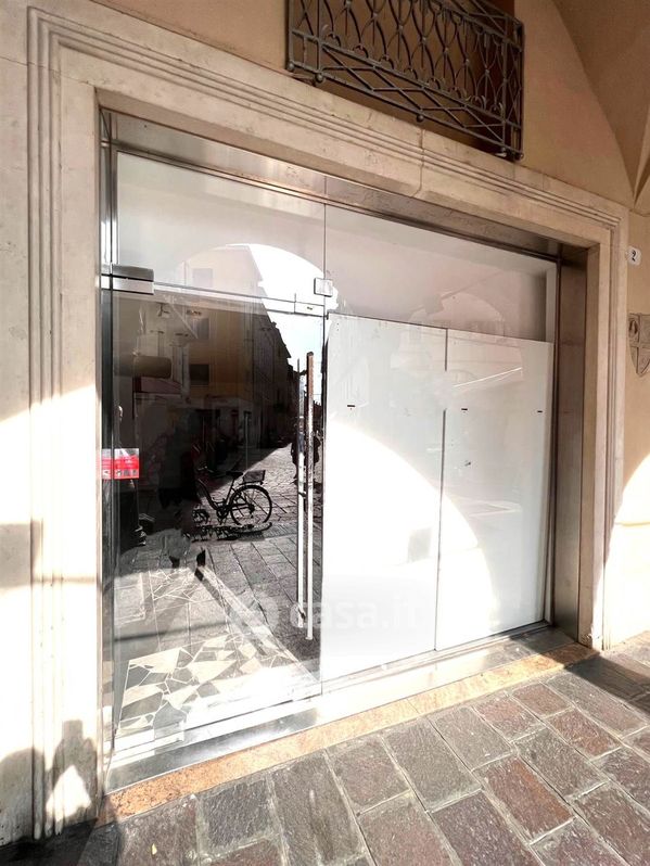 Negozio/Locale commerciale in Affitto in a Mantova
