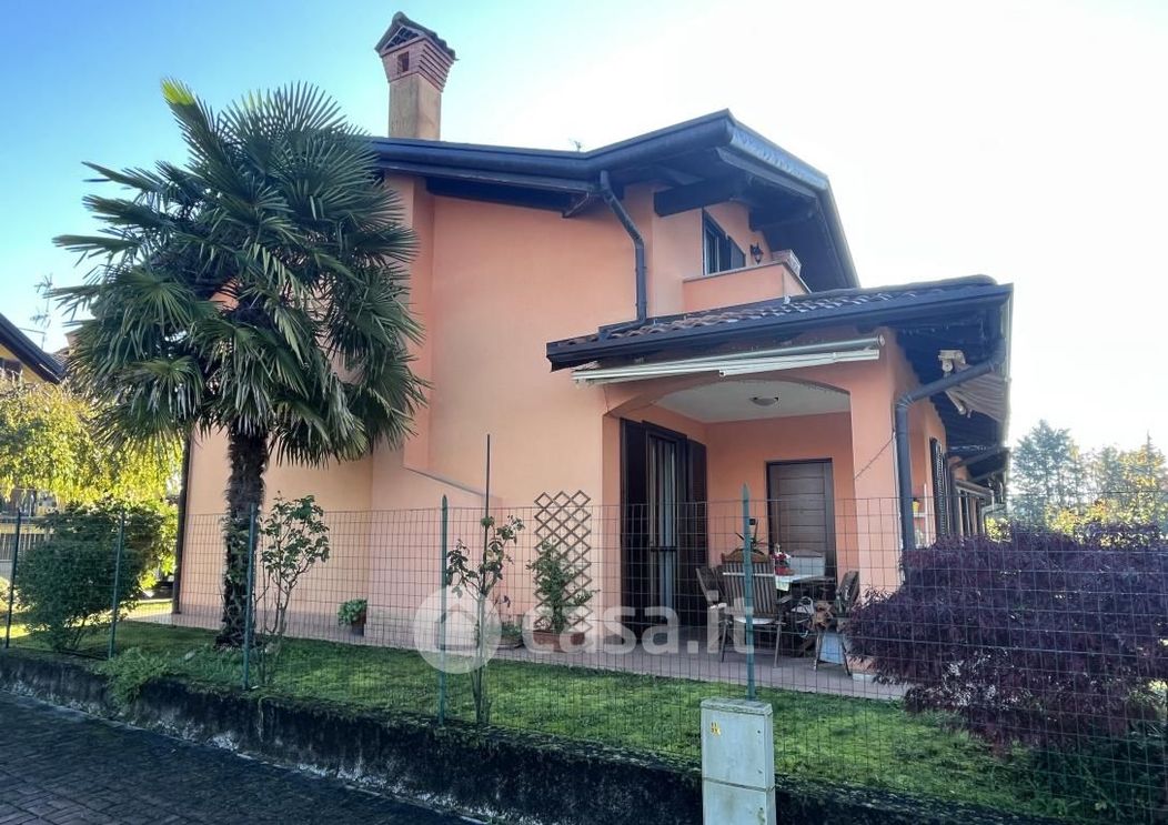 Villa in Vendita in Via beati a Castelletto sopra Ticino