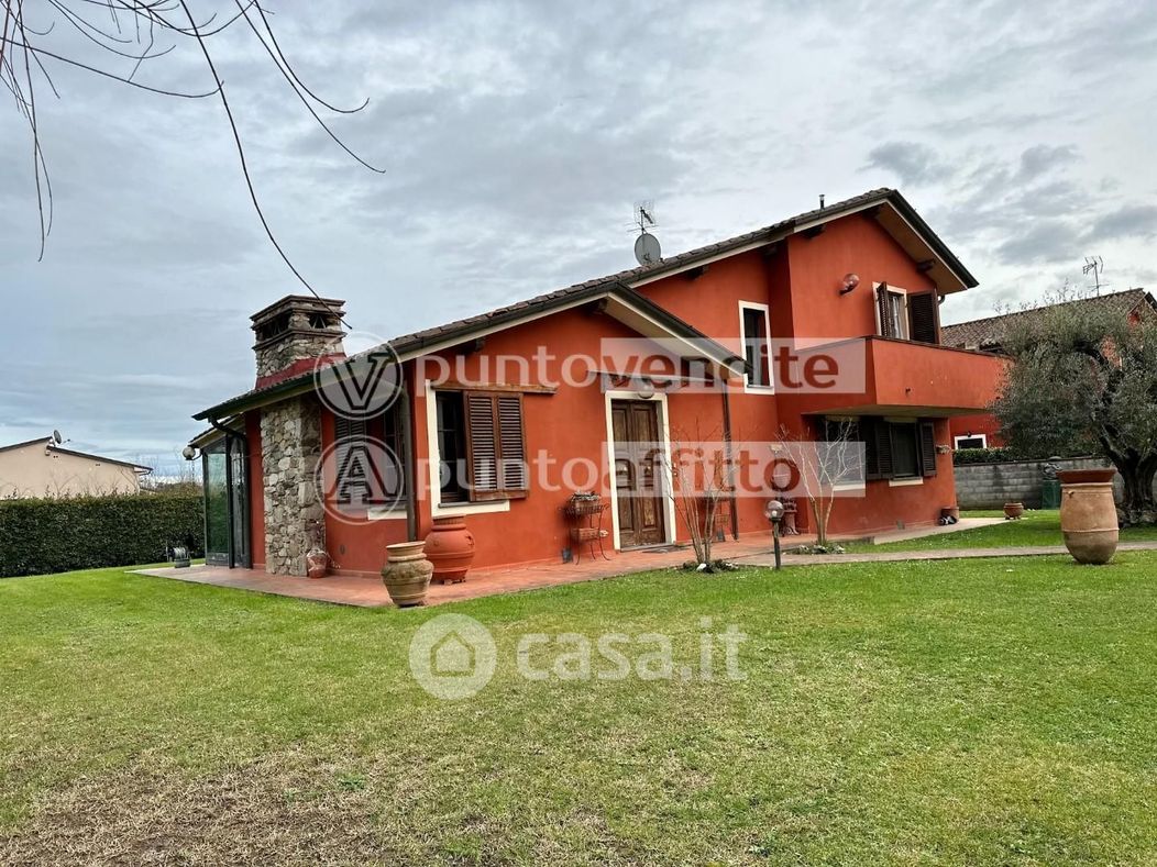 Villa in Vendita in Via di Sant'Alessio 39 a Lucca