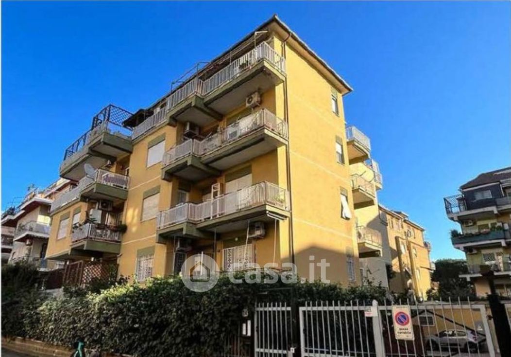 Appartamento in Vendita in Via Capo Palinuro 24 a Roma