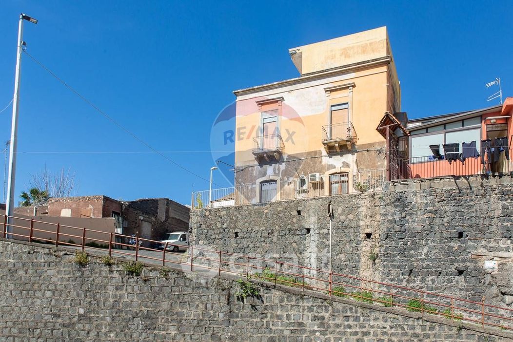 Casa indipendente in Vendita in Via Acquicella 72 a Catania