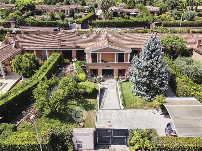 Villa in Vendita in Via Mario Mattoli a Roma