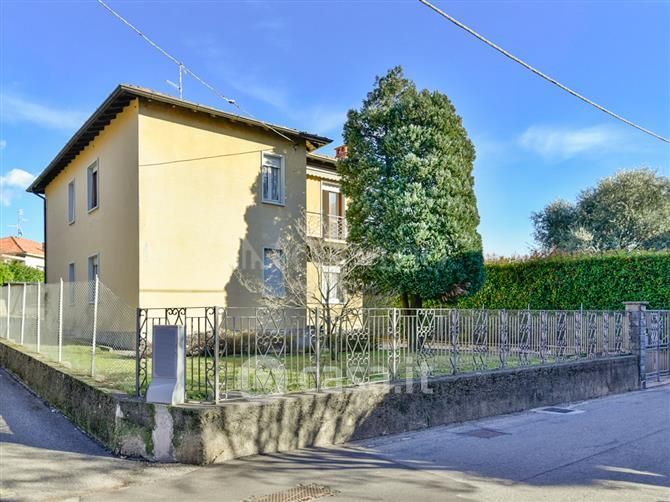 Villa in Vendita in Via Isonzo a Como