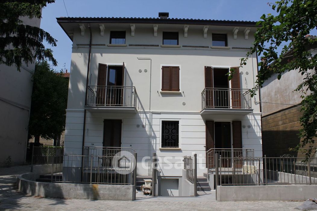 Palazzo in Vendita in Via LOCATI a Piacenza