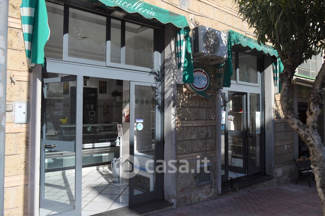 Negozio/Locale commerciale in Affitto in Via camillo sorgente 78 a Salerno