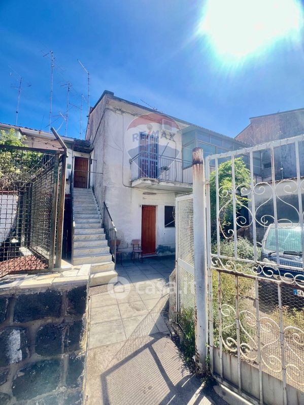 Casa Bi/Trifamiliare in Vendita in Via Enrico Tazzoli 12 a Catania