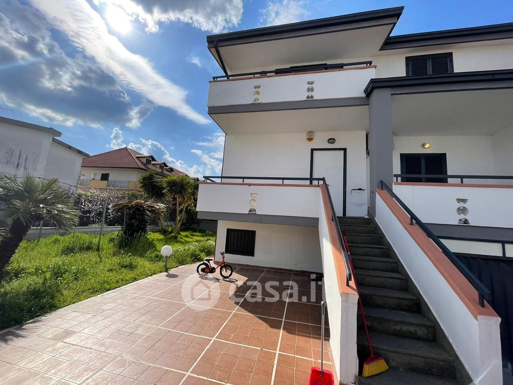 Casa Bi/Trifamiliare in Affitto in Via Staffetta a Giugliano in Campania