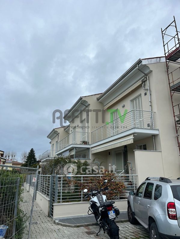 Casa Bi/Trifamiliare in Vendita in Via Argine Destro Carrione 29 a Carrara