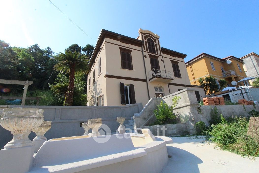 Villa in Vendita in Via Ugo Botti a La Spezia