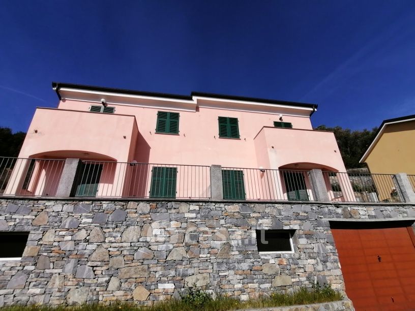 Casa Bi/Trifamiliare in Vendita in Via Pino Grosso a Imperia