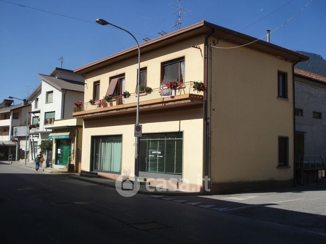 Negozio/Locale commerciale in Affitto in Via Mazzini a Montereale Valcellina
