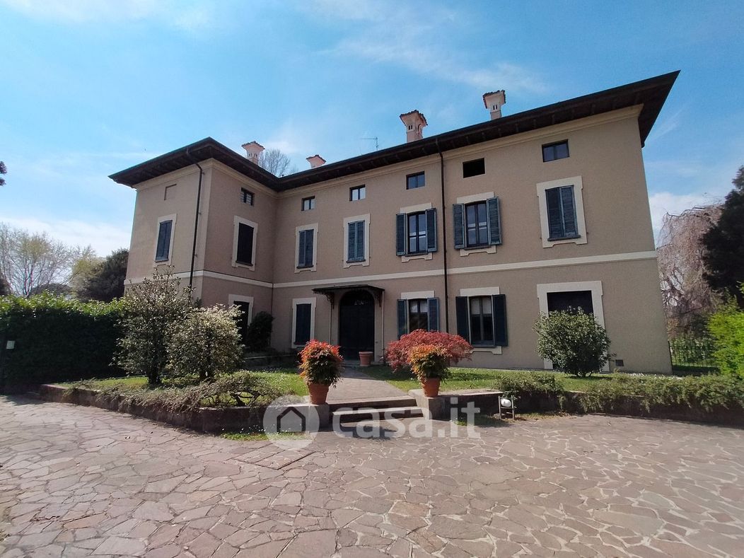 Villa in Vendita in Via Privata Stazione 3 -8 a Cernusco Lombardone