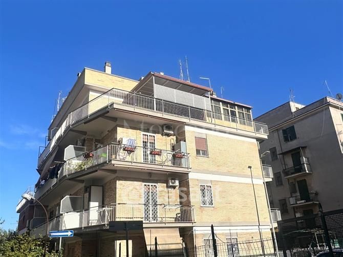 Appartamento in Vendita in Via delle Lillà a Roma