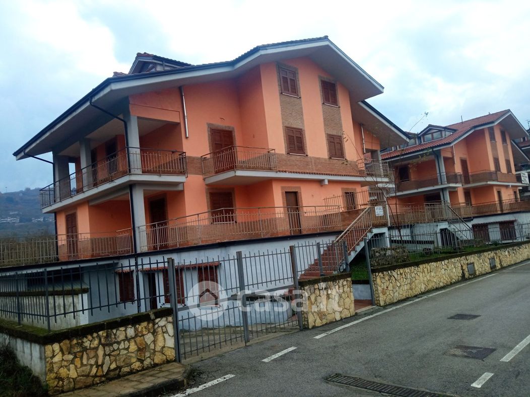 Casa Bi/Trifamiliare in Vendita in Contrada Chiaire a Avellino