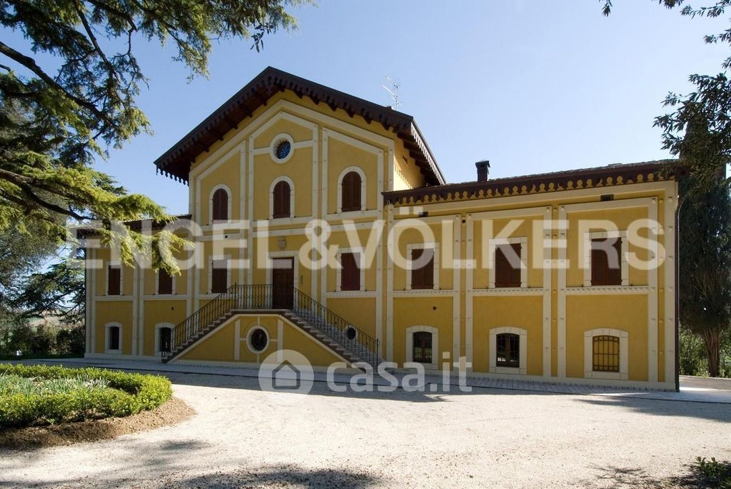 Villa in Vendita in a Macerata