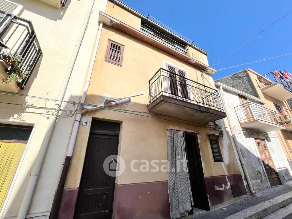 Casa indipendente in Vendita in Via Vittorio Emanuele III 18 a Santa Cristina Gela