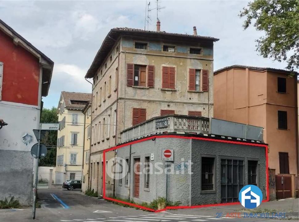 Negozio/Locale commerciale in Vendita in Viale Monte Grappa 13 a Reggio Emilia