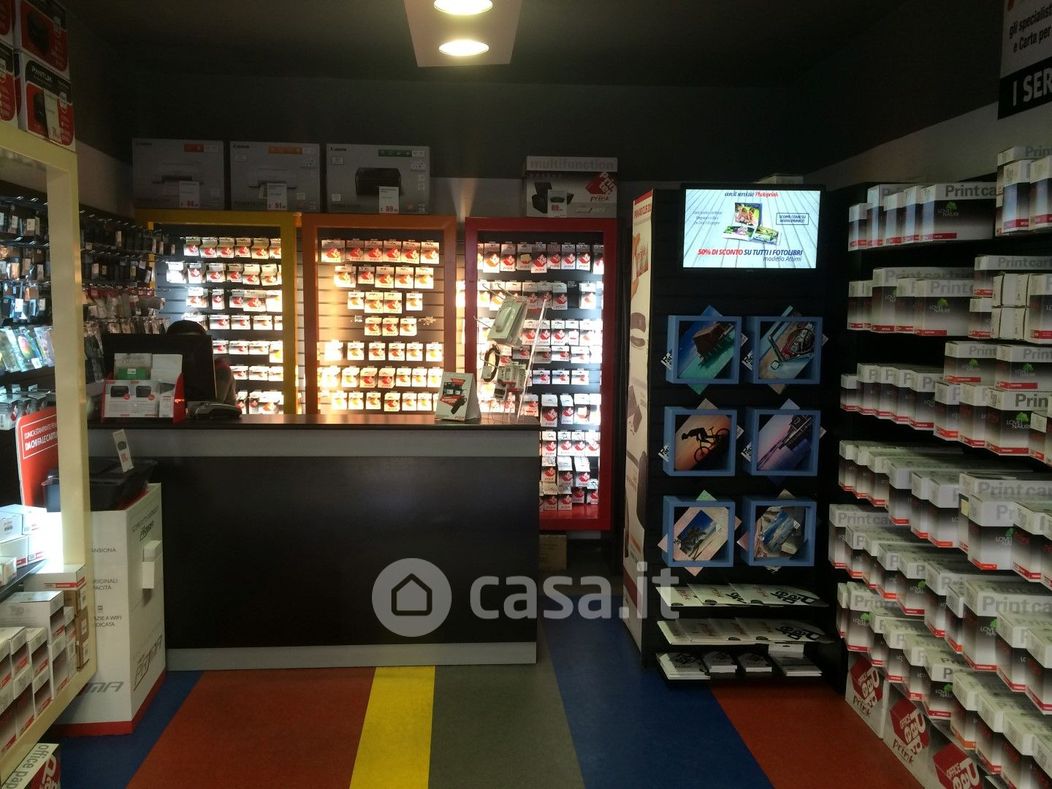 Negozio/Locale commerciale in Affitto in Via Carlo Cattaneo a Pisa