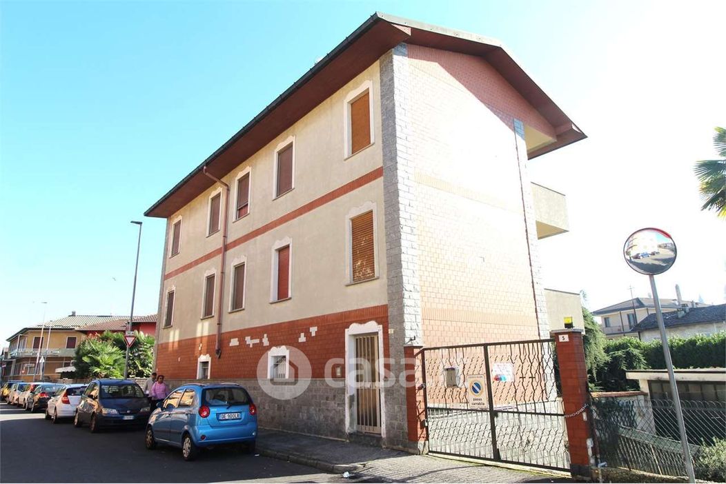 Casa Bi/Trifamiliare in Vendita in Via Arturo dell'Oro 3 a Novara
