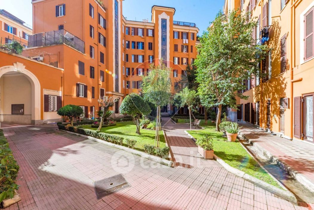 Appartamento in Vendita in Via Taranto 95 a Roma