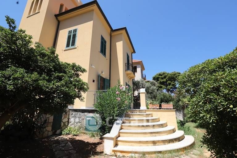 Villa in Vendita in Viale Florio 7 a Palermo