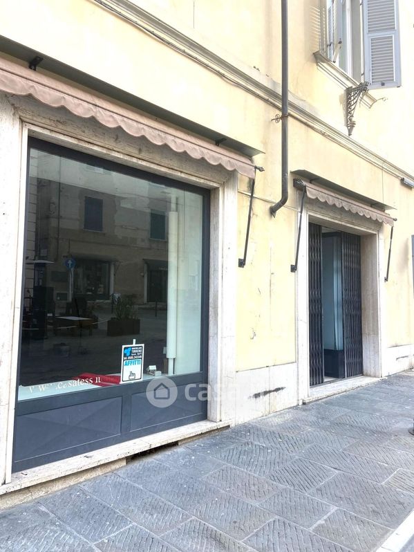 Negozio/Locale commerciale in Affitto in Piazza Duomo 3 a Massa