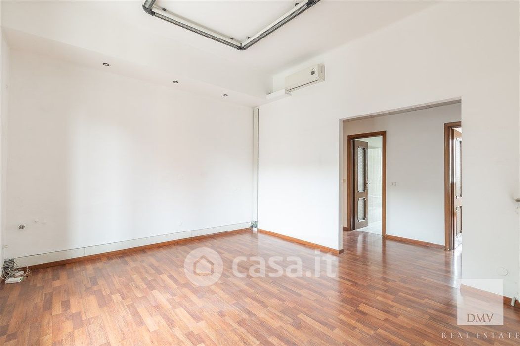 Appartamento in Vendita in Via Caccialepori 27 a Milano