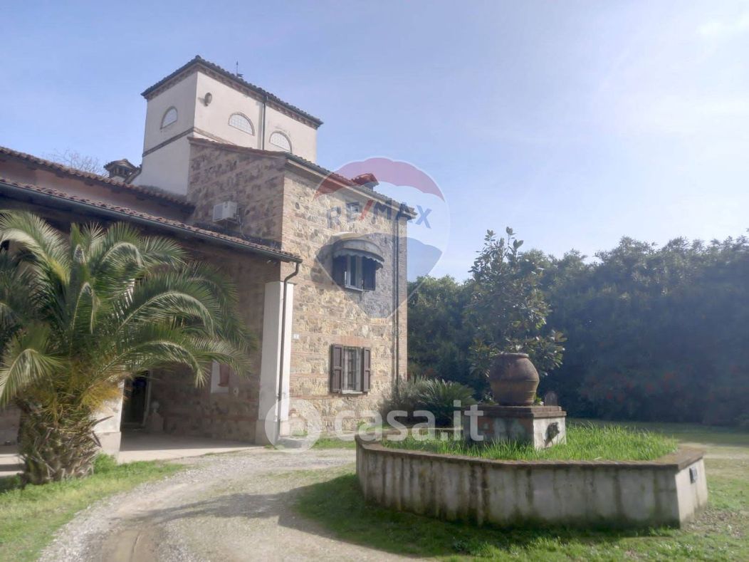 Villa in Vendita in a Collecchio