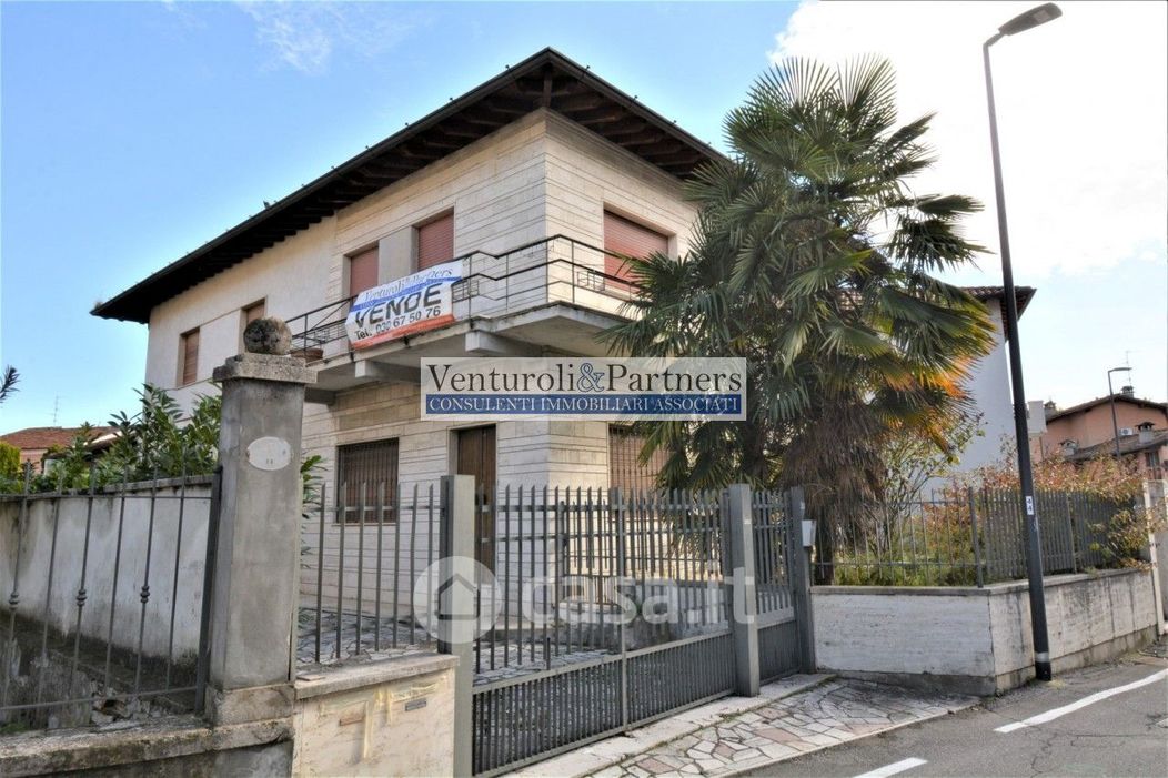 Villa in Vendita in Via Giosuè Carducci a Brescia