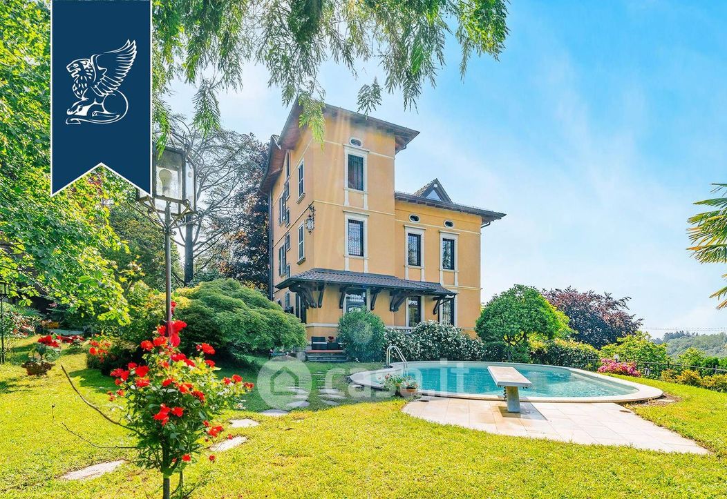 Villa in Vendita in a Varese