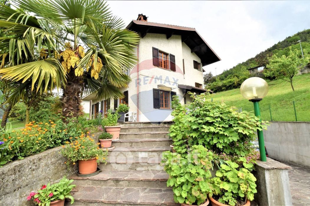 Casa Bi/Trifamiliare in Vendita in Viale G. Donizetti 39 a Cerete