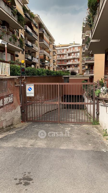 Garage/Posto auto in Vendita in Via Val Maggia 58 a Roma