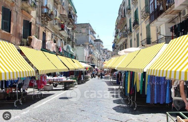 Negozio/Locale commerciale in Affitto in Via Sant' Antonio Abate a Napoli