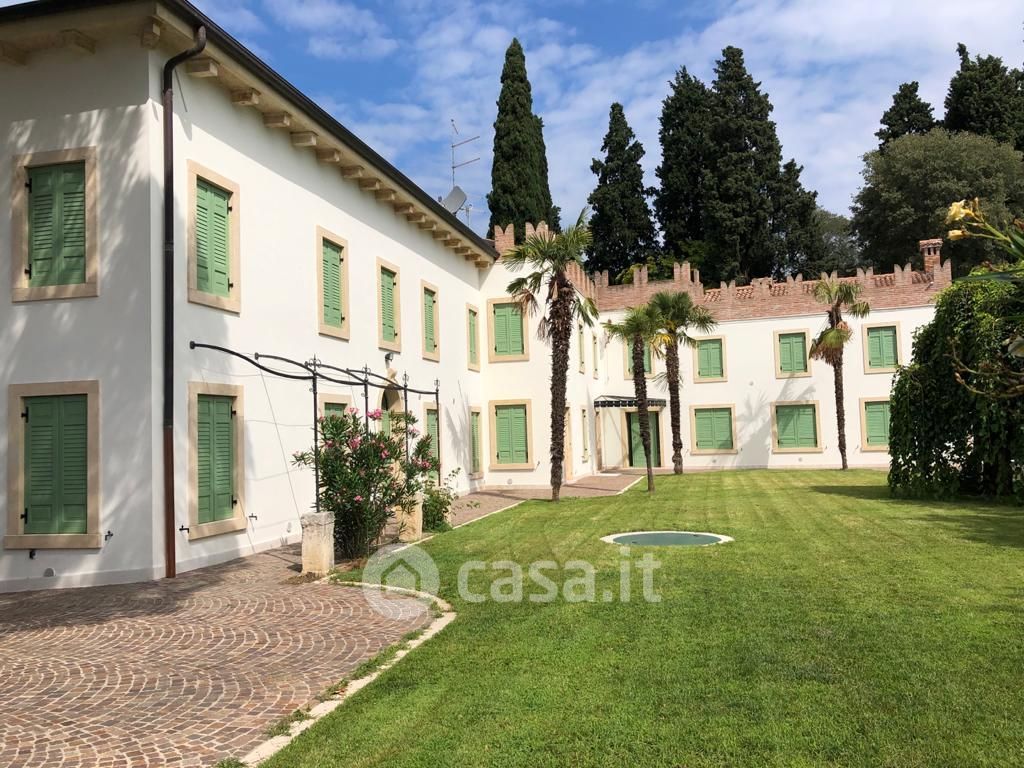 Villa in Vendita in Via Biondella a Verona